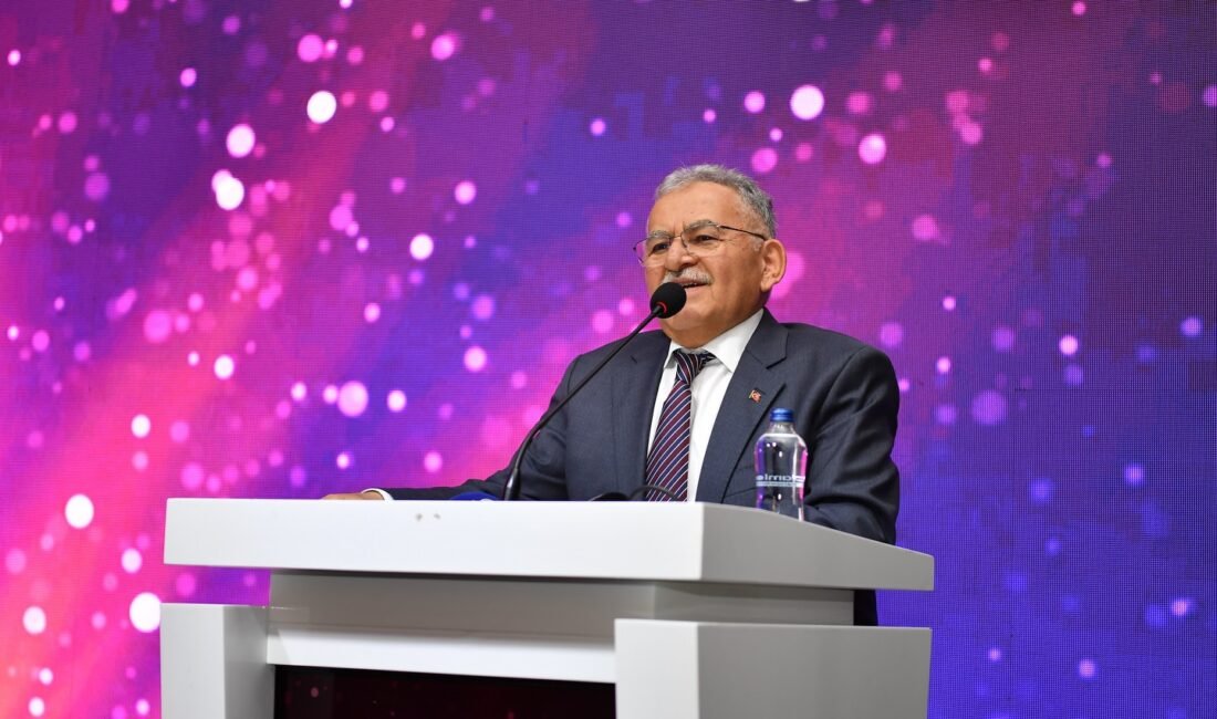 Kayseri Büyükşehir Belediye Başkanı Dr. Memduh Büyükkılıç, AKAMİB tarafından düzenlenen