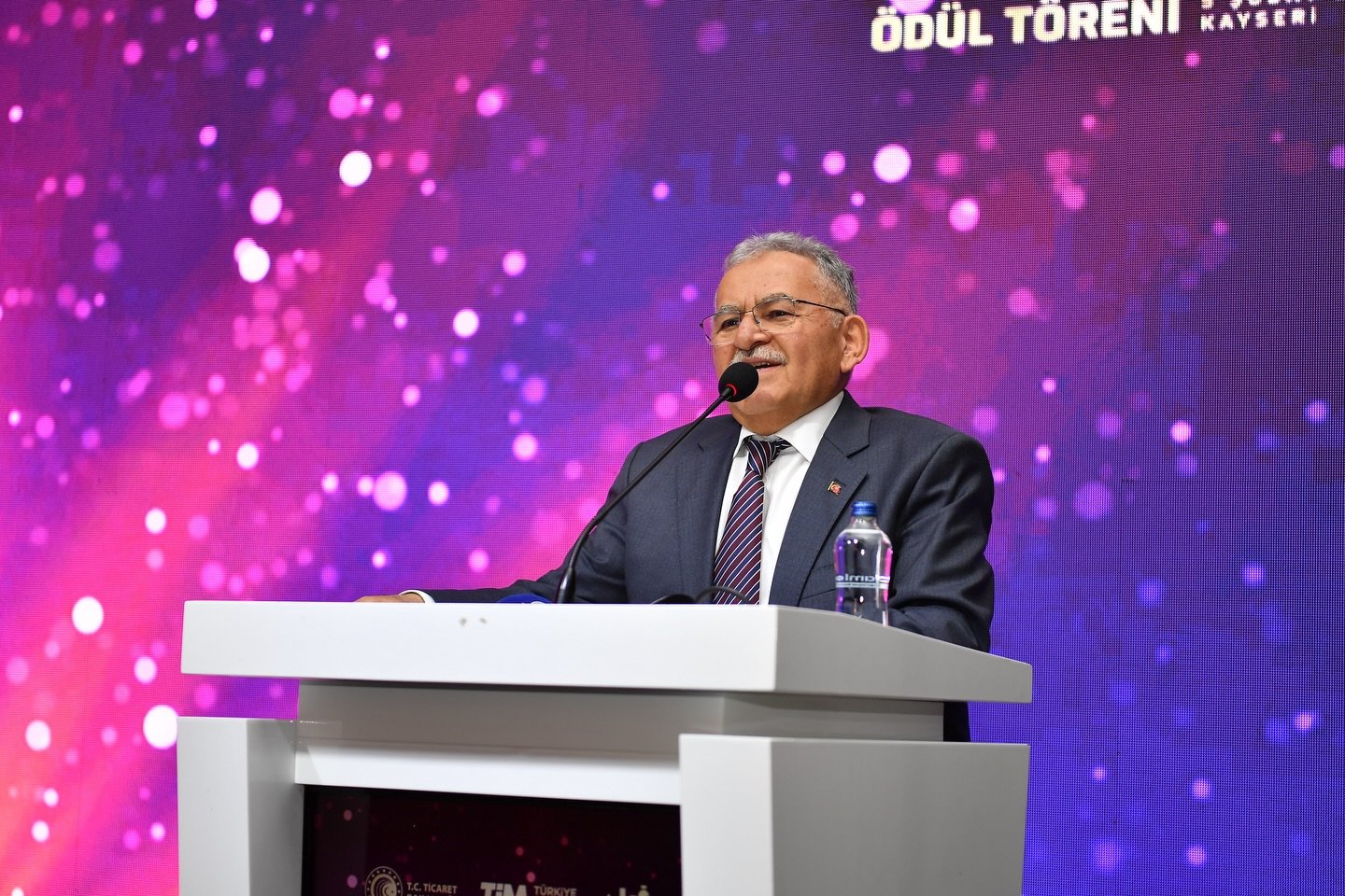 BAŞKAN BÜYÜKKILIÇ: “TİCARET DENİLİNCE AKLA KAYSERİ GELİR” Kayseri Büyükşehir Belediye Başkanı Dr. Memduh Büyükkılıç, AKAMİB tarafından düzenlenen