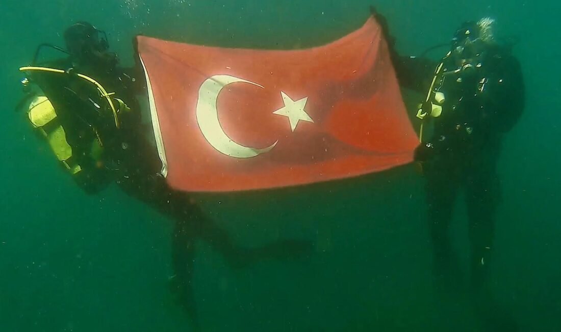 28 santimetre kalınlığındaki buzu testereyle keserek girdikleri gölde Türk bayrağı açtılar ERZURUM,(DHA)-ERZURUM İl Jandarma Komutanlığı Sualtı Arama Kurtarma (SAK) Timi, 28