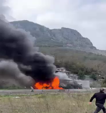 Levent TÜYSÜZ/PAMUKOVA(Sakarya),(DHA) – SAKARYA’nın Pamukova ilçesinde, 2 TIR ile 1