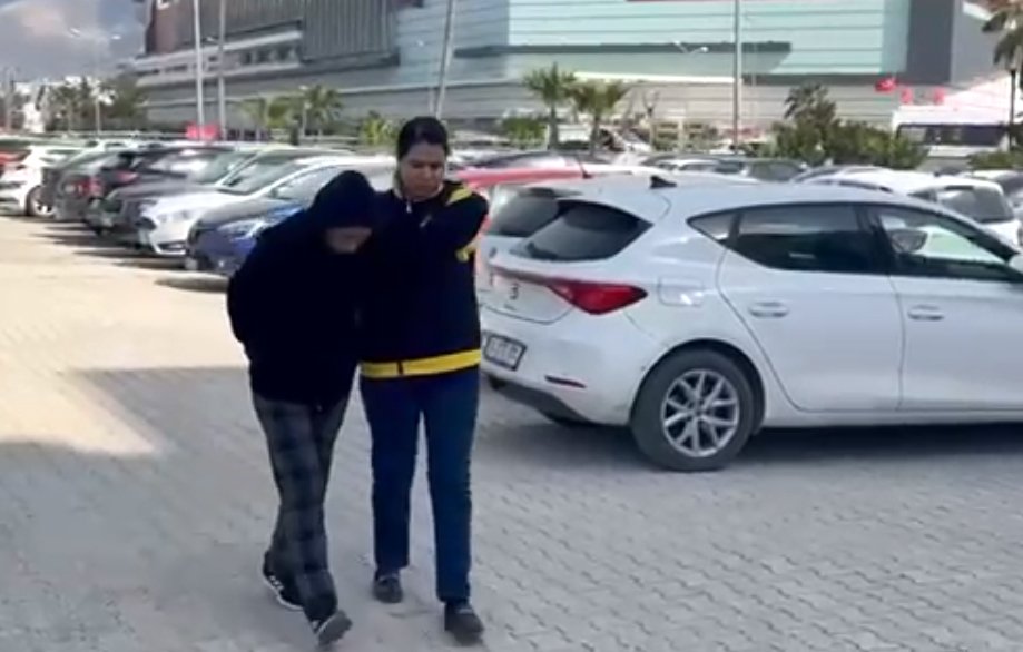 3 çocuğunun babasını öldürdüğü iddiasıyla tutuklandı Ufuk AKTUĞ/İSKENDERUN(Hatay), (DHA)-HATAY'ın İskenderun ilçesinde Duygu S. (46), 3 çocuğunun