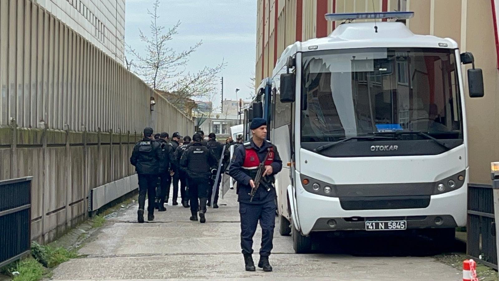Selda Hatun TAN/İZMİT (Kocaeli), (DHA)- KOCAELİ’nin İzmit ilçesinde 3 kişinin
