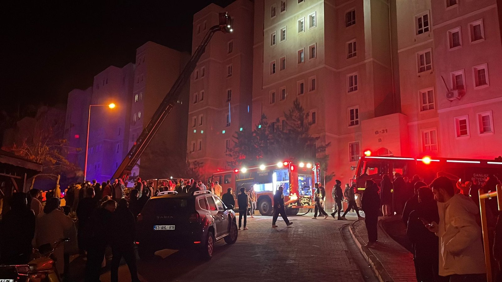 Ali LEYLAK-Ömer ŞULUL/ŞANLIURFA (DHA)- ŞANLIURFA'da 8 katlı binanın girişindeki elektrik