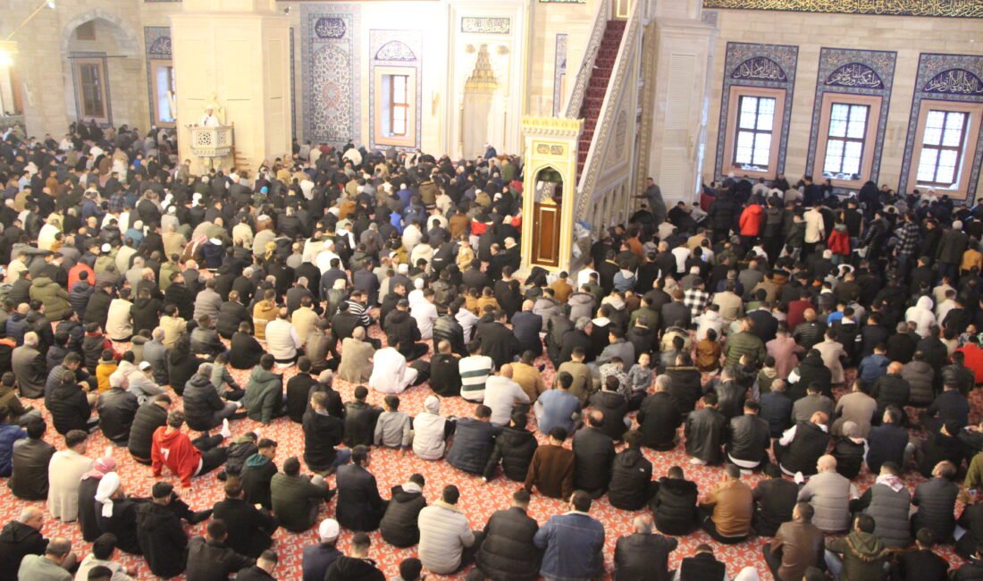 Adana’da Sabancı Merkez Camisi’nde bayram namazı kılındı Eser PAZARBAŞI/ADANA, (DHA)- ADANA’da camileri dolduran binlerce kişi, sabahın erken
