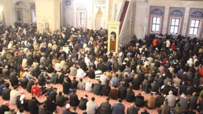 Eser PAZARBAŞI/ADANA, (DHA)- ADANA’da camileri dolduran binlerce kişi, sabahın erken