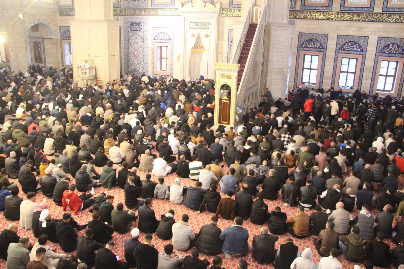 Eser PAZARBAŞI/ADANA, (DHA)- ADANA’da camileri dolduran binlerce kişi, sabahın erken