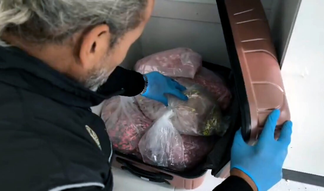 Adana’da ‘torbacı’ operasyonunda 2 tutuklama Anıl ATAR/ADANA, (DHA)-ADANA'da polisin operasyon düzenlediği dairede 72 bin uyuşturucu