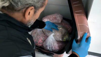 Anıl ATAR/ADANA, (DHA)-ADANA'da polisin operasyon düzenlediği dairede 72 bin uyuşturucu