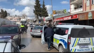 Mustafa ÖNDOĞAN/ BESNİ(Adıyaman), (DHA)- ADIYAMAN'ın Besni ilçesinde 3 otomobilin karıştığı