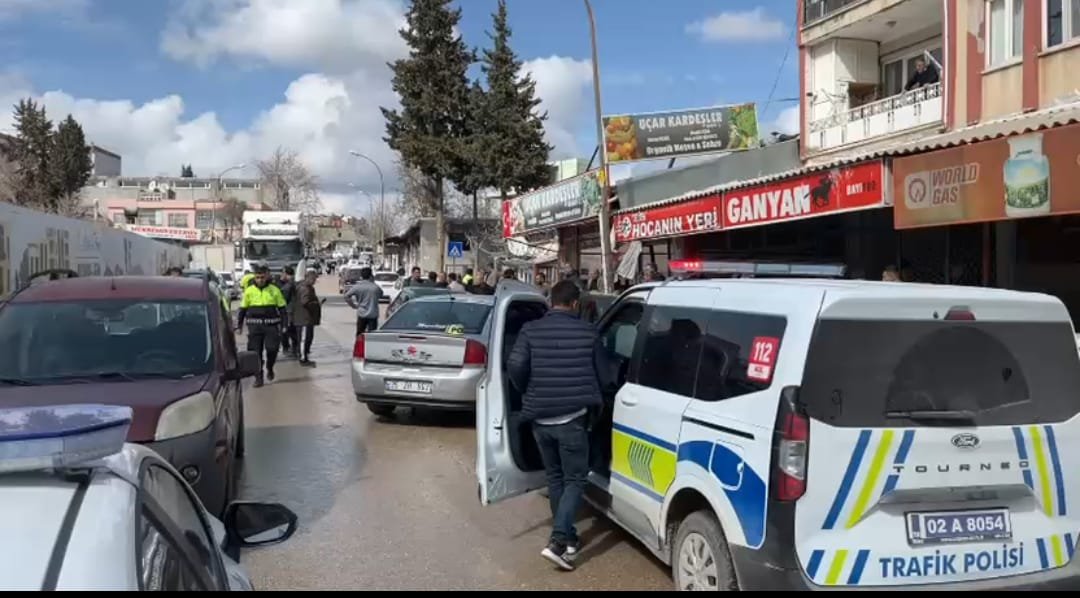 Mustafa ÖNDOĞAN/ BESNİ(Adıyaman), (DHA)- ADIYAMAN'ın Besni ilçesinde 3 otomobilin karıştığı