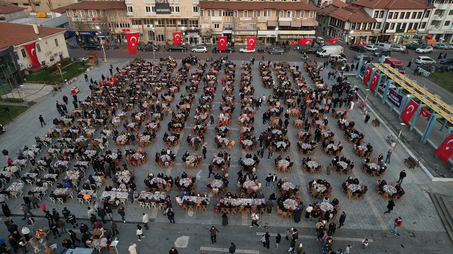 Hasan YİĞEN/ MANİSA, (DHA)- MANİSA’nın Kula ilçesinde düzenlenen iftar programına