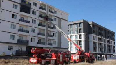 Erkan ALTUNTAŞ/AKSARAY, (DHA)-AKSARAY'da apartmanın giriş katındaki dairede çıkan yangın itfaiye
