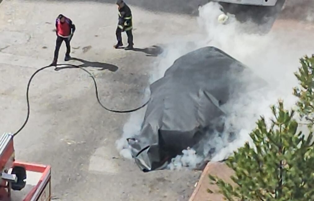 Furkan KAVUKLU/KAYSERİ, (DHA)- KAYSERİ’de itfaiye ekipleri, alev alan elektrikli otomobili