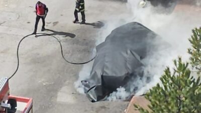 Furkan KAVUKLU/KAYSERİ, (DHA)- KAYSERİ’de itfaiye ekipleri, alev alan elektrikli otomobili