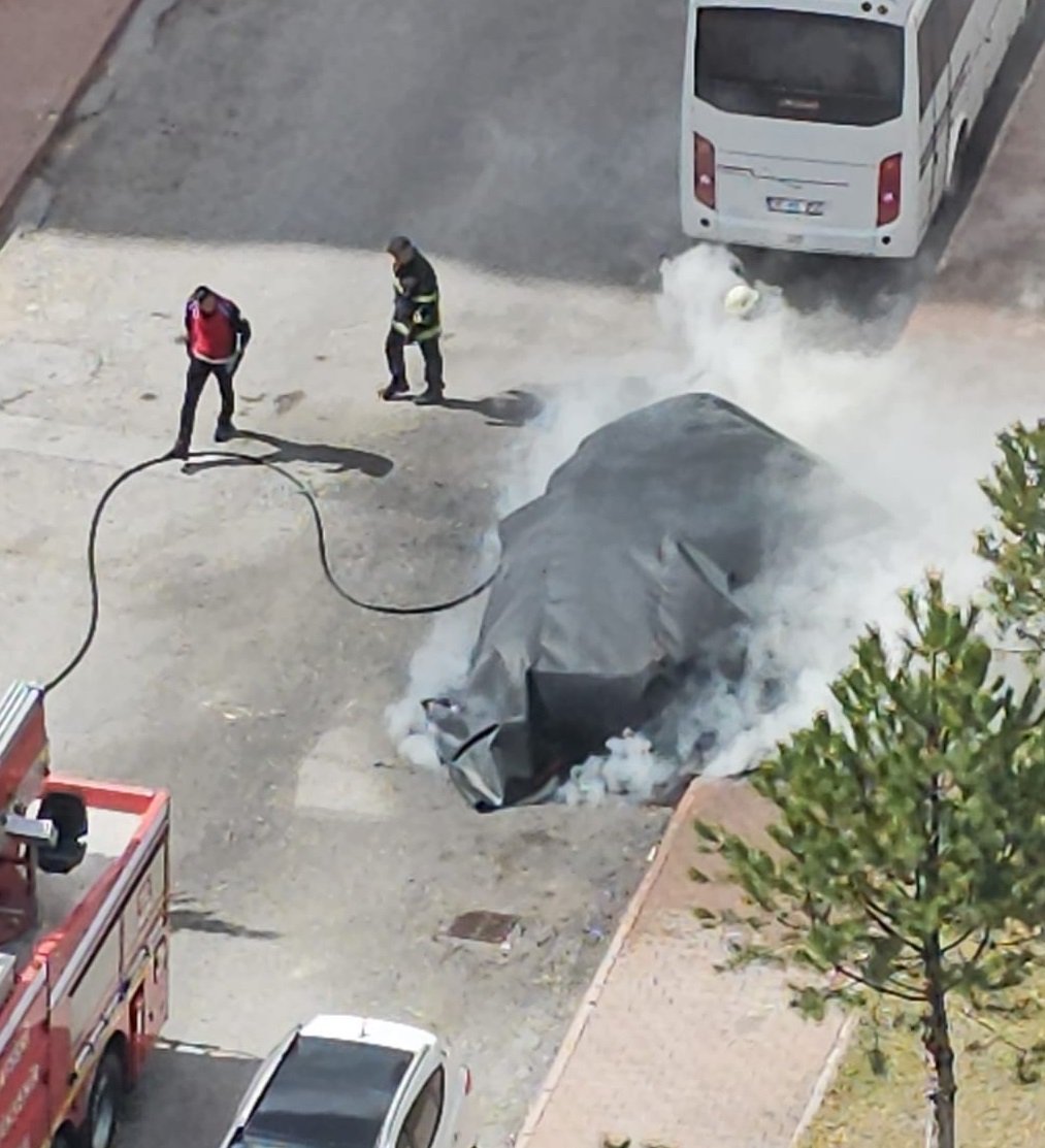 Furkan KAVUKLU/KAYSERİ, (DHA)- KAYSERİ’de itfaiye ekipleri, alev alan elektrikli otomobili