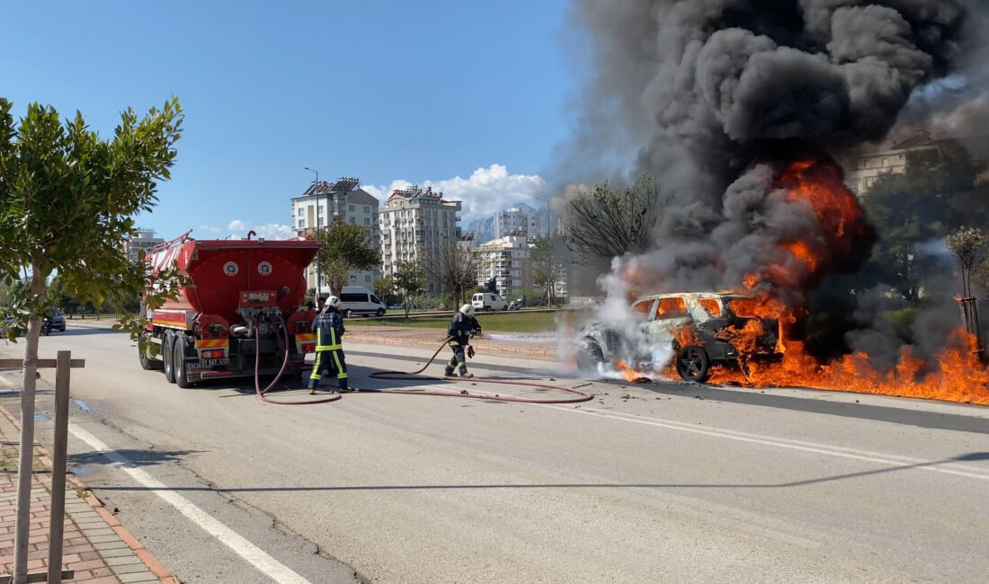 Adem AKALAN/ANTALYA, (DHA)- ANTALYA'da seyir halindeyken duman çıkan otomobilinin motor