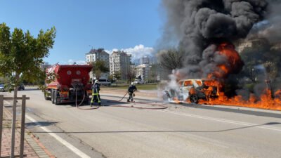 Adem AKALAN/ANTALYA, (DHA)- ANTALYA'da seyir halindeyken duman çıkan otomobilinin motor