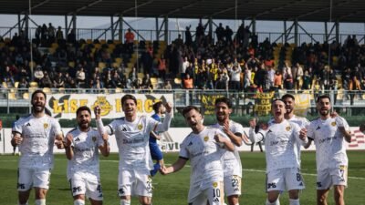 İZMİR, (DHA)- 2'nci Lig Kırmızı Grup'ta evinde Arnavutköy Belediyespor'u 3-0