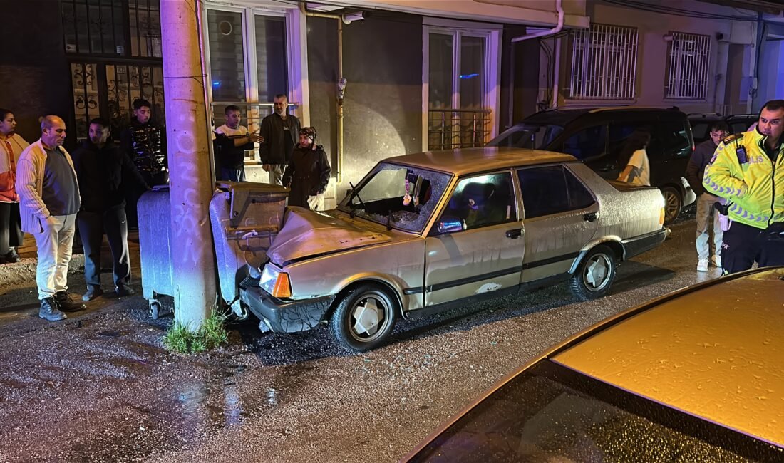 Oğuzhan KILIÇ/KÜTAHYA, (DHA)- KÜTAHYA’da otomobilin elektrik direğine çarptığı kazada, 1’i