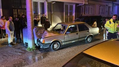 Oğuzhan KILIÇ/KÜTAHYA, (DHA)- KÜTAHYA’da otomobilin elektrik direğine çarptığı kazada, 1’i
