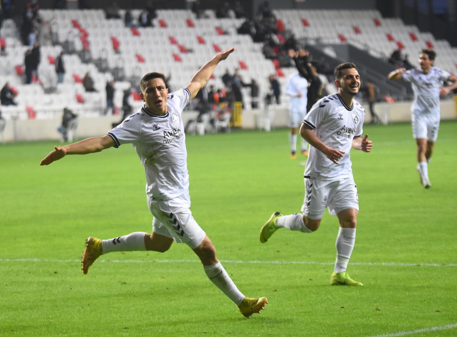İZMİR, (DHA)- 3'üncü Lig 4'üncü Grup'ta geçen hafta evinde lider