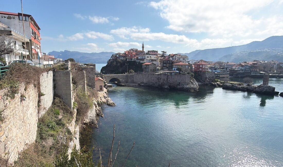 Amasra’da bayram tatili rezervasyonları yüzde 80’e ulaştı Ayhan ACAR/AMASRA (Bartın), (DHA)- BARTIN'ın 6 bin 600 nüfuslu tarihi