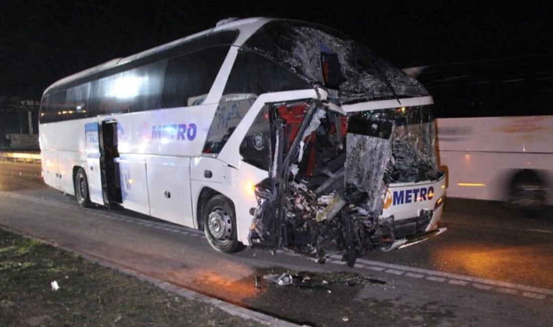 Amasya’da yolcu otobüsü, TIR’a çarptı; 11 yaralı Şerife Serap KARA-Gökçen ÖZEN/MERZİFON (Amasya), (DHA)-AMASYA'nın Merzifon ilçesinde yolcu otobüsünün
