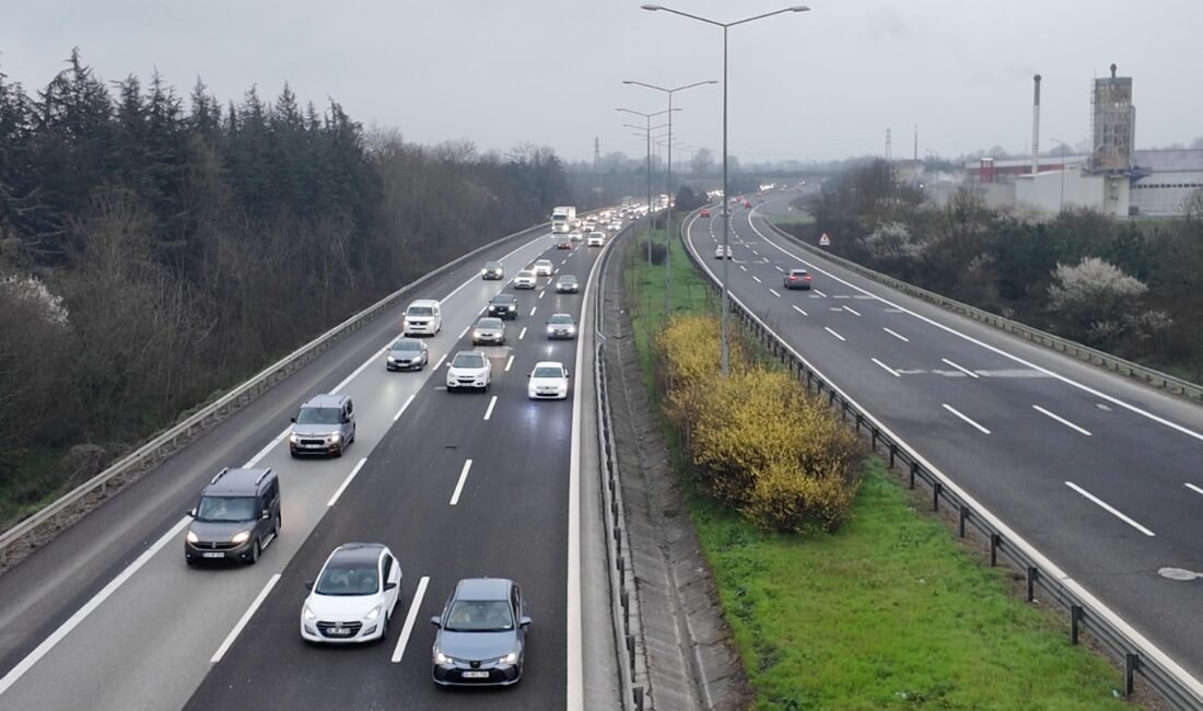 Musa KESKİN/DÜZCE,(DHA) - RAMAZAN Bayramı tatilinin son gününde Anadolu Otoyolu’nun