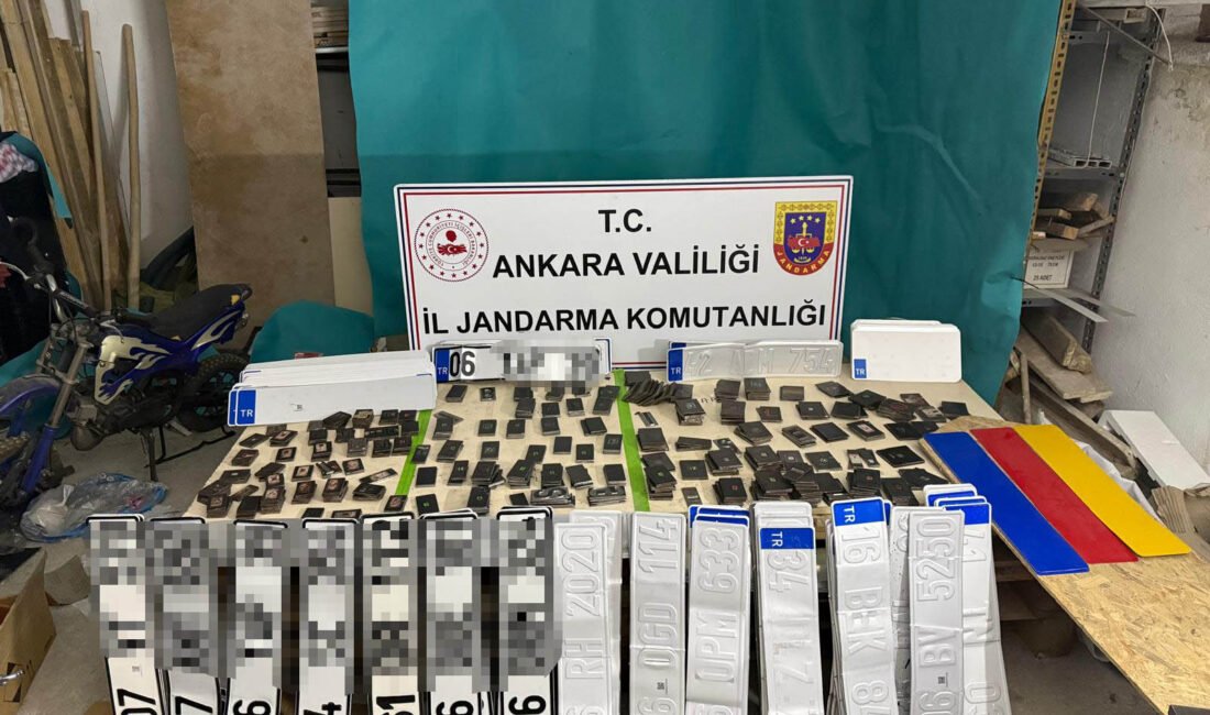 Ankara’da 900 geçersiz plaka ele geçirildi Umutcan ÖREN/ANKARA, (DHA)- ANKARA'da jandarma takımlarının düzenlediği operasyonda, 900 düzmece
