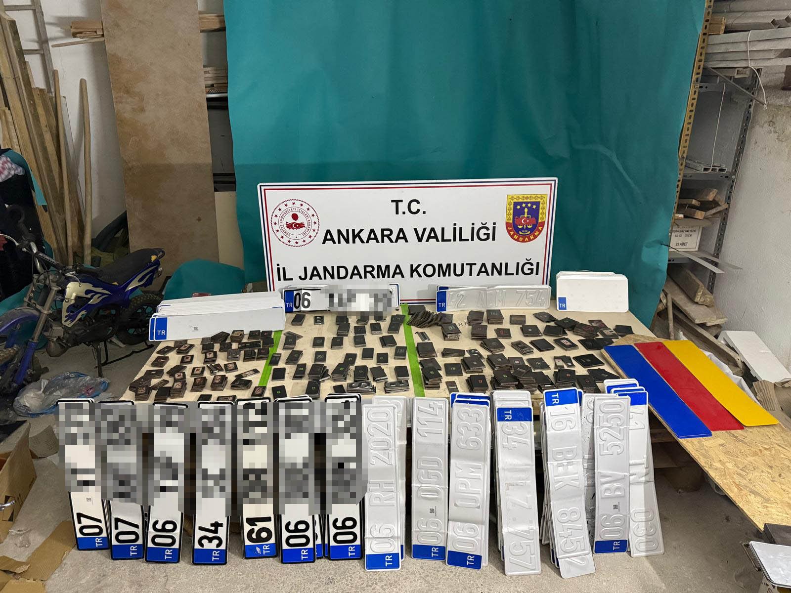 Umutcan ÖREN/ANKARA, (DHA)- ANKARA'da jandarma takımlarının düzenlediği operasyonda, 900 düzmece