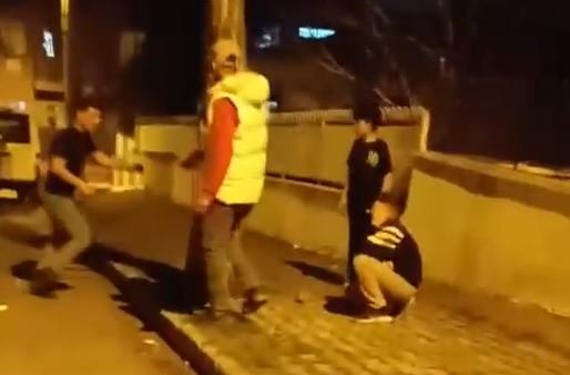 ANKARA, (DHA)- ANKARA’da bir çocuğun sokak ortasında bir grup çocuk