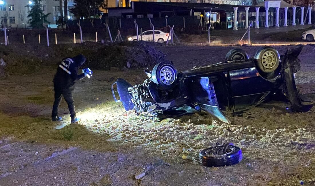 Samet ÖKSÜZ/ANKARA, (DHA)-ANKARA’nın Yenimahalle ilçesinde kontrolden çıkan otomobilin önce yol