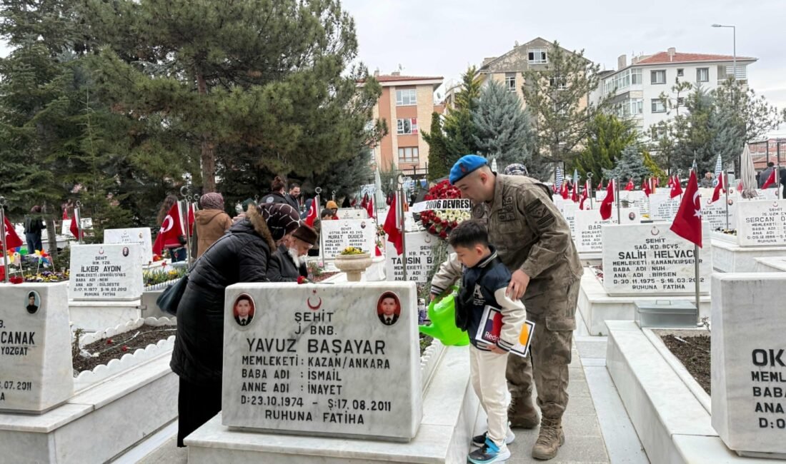 Ruken KADIOĞLU-Mikail KARAMAN/ANKARA, (DHA)- ANKARA'da Ramazan Bayramı arifesinde mezarlıklarda ve
