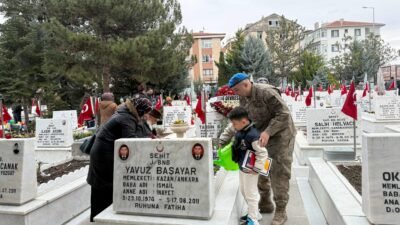 Ruken KADIOĞLU-Mikail KARAMAN/ANKARA, (DHA)- ANKARA'da Ramazan Bayramı arifesinde mezarlıklarda ve