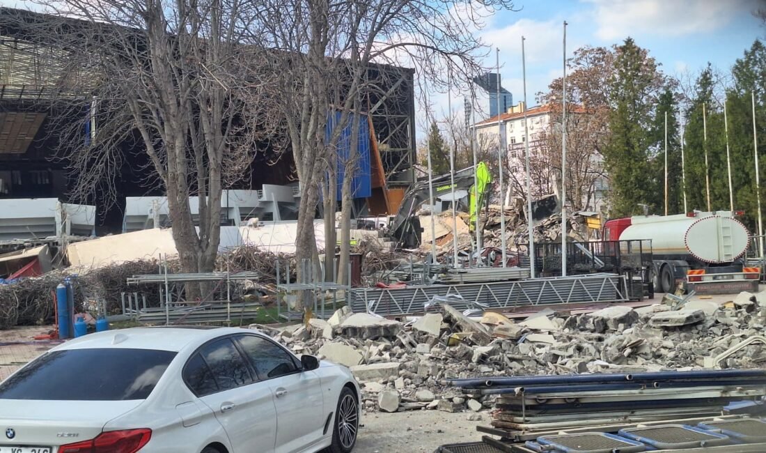 Umutcan ÖREN-Mehmet Gökhan HAKBİLİR/ANKARA, (DHA)- ANKARA'da Atatürk Spor Salonu'nun kontrollü