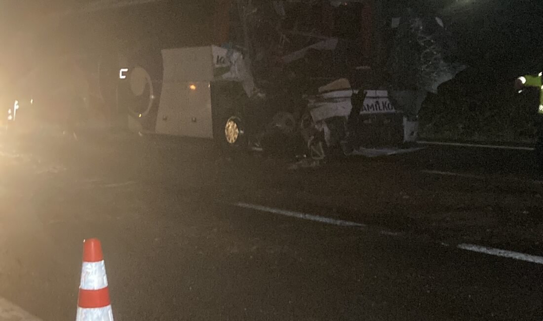 Kadircan GÜLER/ANKARA, (DHA) - ANKARA'da yolcu otobüsünün, TIR'a arkadan çarpması