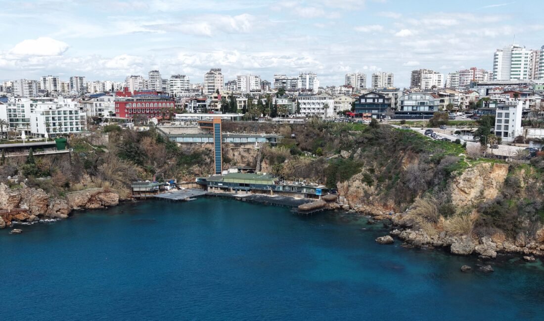 Mehmet ÇINAR/ANTALYA, (DHA)-ANTALYA'nın 'Tufa Kıyı Falezi' özelliğine sahip dünyada tek