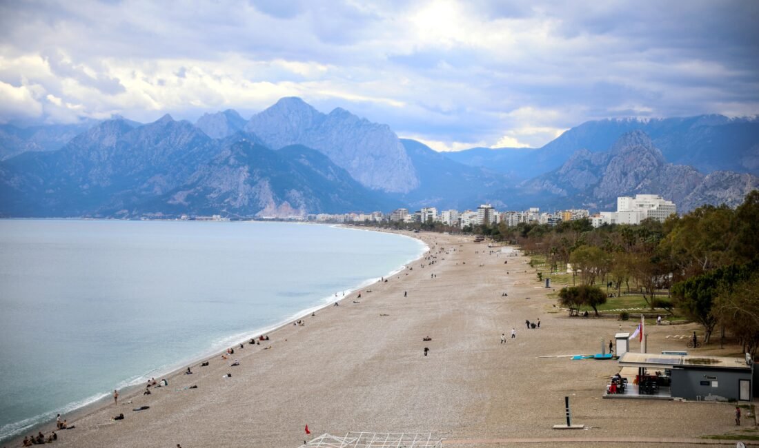 Antalya’da bayram öncesi sahil keyfi Semih ERSÖZLER-İrem BAŞDAŞ/ANTALYA, (DHA)- ANTALYA'da Ramazan Bayramı arifesinde sıcak havayı