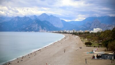 Semih ERSÖZLER-İrem BAŞDAŞ/ANTALYA, (DHA)- ANTALYA'da Ramazan Bayramı arifesinde sıcak havayı