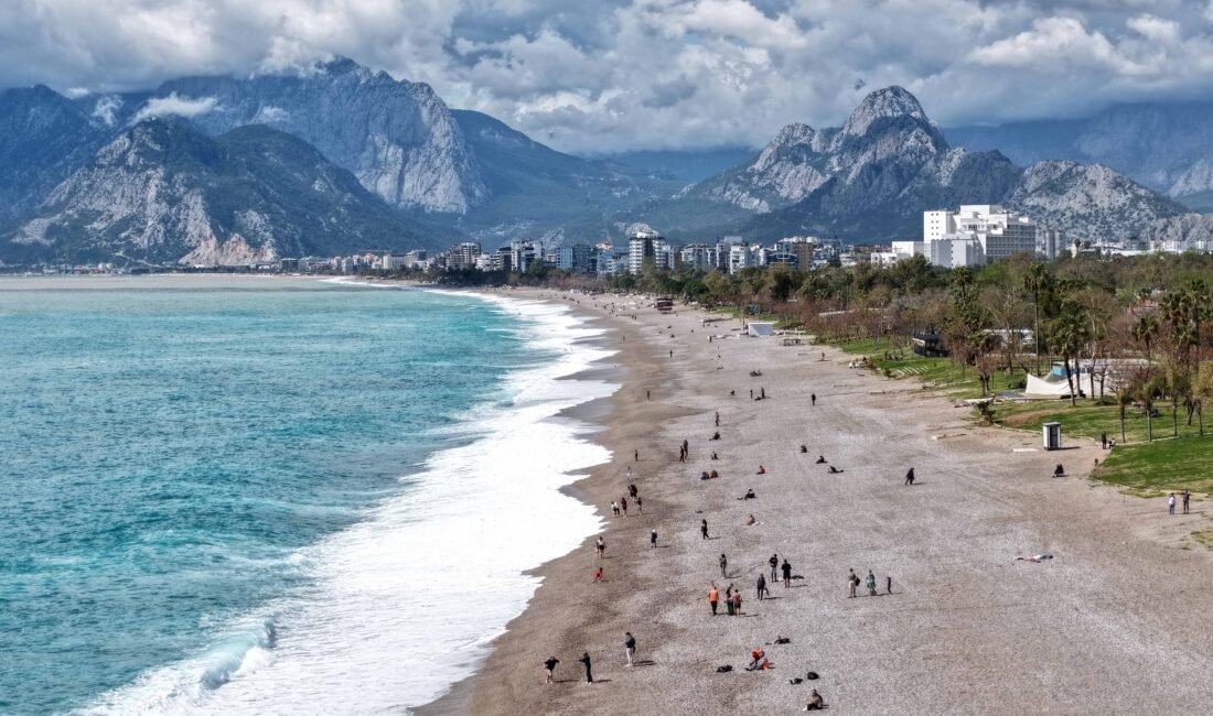 Antalya’da yağış sonrası güneş açtı, sahillerde yoğunluk oluştu İrem BAŞDAŞ/ANTALYA, (DHA)- ANTALYA’da 'sarı kod'lu uyarının ardından etkili olan