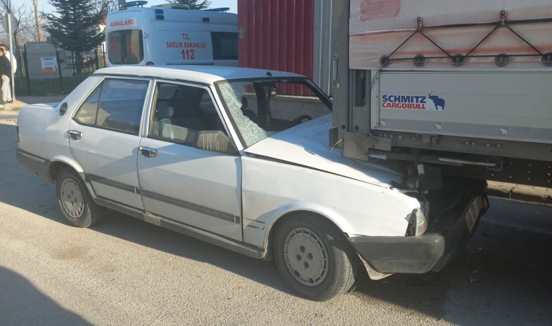 Araba park halindeki TIR’a çarptı: 1 yaralı Yavuz YILMAZ/ İNEGÖL(Bursa), (DHA)- BURSA’nın İnegöl ilçesinde denetimden çıkan araba,