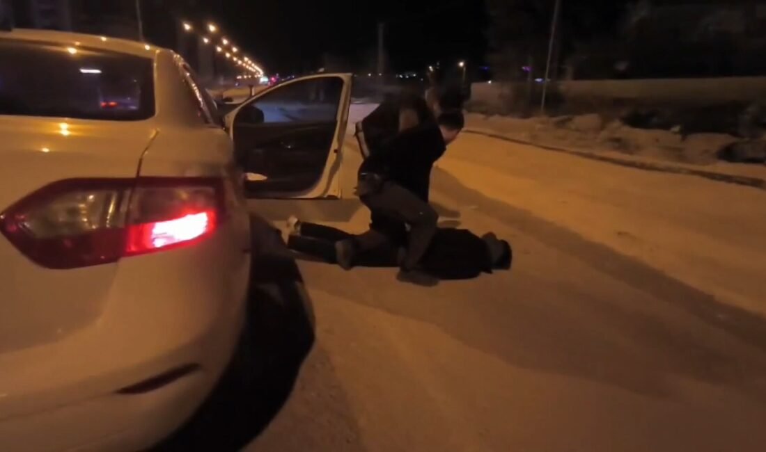 Ömer ŞULUL/ŞANLIURFA, (DHA)- ŞANLIURFA’da polisin takip ederek durdurduğu bir arabanın