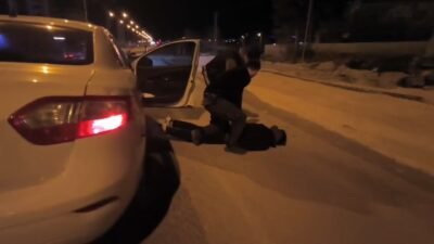 Ömer ŞULUL/ŞANLIURFA, (DHA)- ŞANLIURFA’da polisin takip ederek durdurduğu bir arabanın