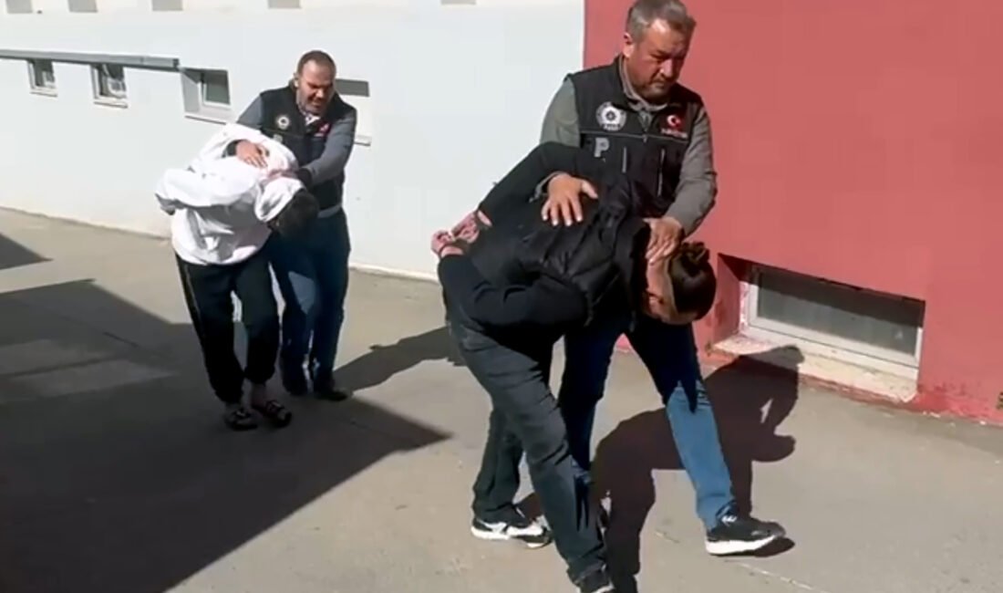 Araç ve evlerinde uyuşturucu ele geçirilen 2 şüpheli tutuklandı Anıl ATAR/ADANA, (DHA)- ADANA’da narkotik polisi durdurduğu hafif ticari araçta
