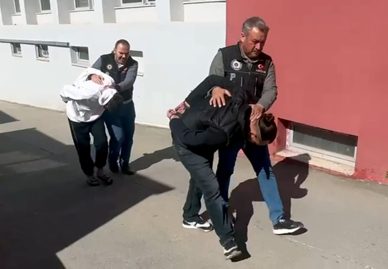 Anıl ATAR/ADANA, (DHA)- ADANA’da narkotik polisi durdurduğu hafif ticari araçta