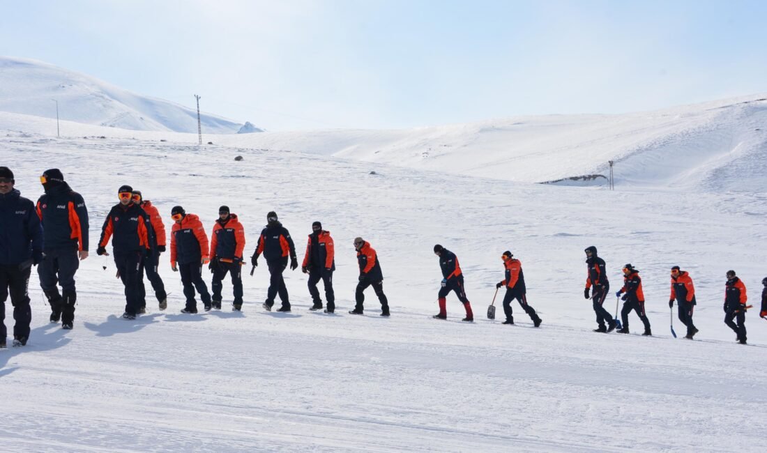 Arama kurtarma teknisyenlerine ‘life beep’ cihazıyla arama-kurtarma eğitimi Salih TEKİN/ERZURUM, (DHA)- ERZURUM'da, İl Afet ve Acil Durum (AFAD)
