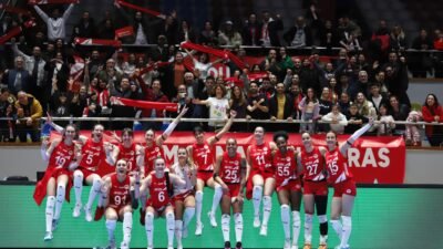 İZMİR, (DHA) - ARAS Kargo Spor Kulübü Kadın Voleybol Takımı,