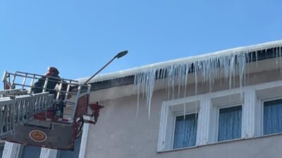 Deniz BAŞLI/ARDAHAN, (DHA)- ARDAHAN'da etkili olan soğuklarda bazı binaların çatı