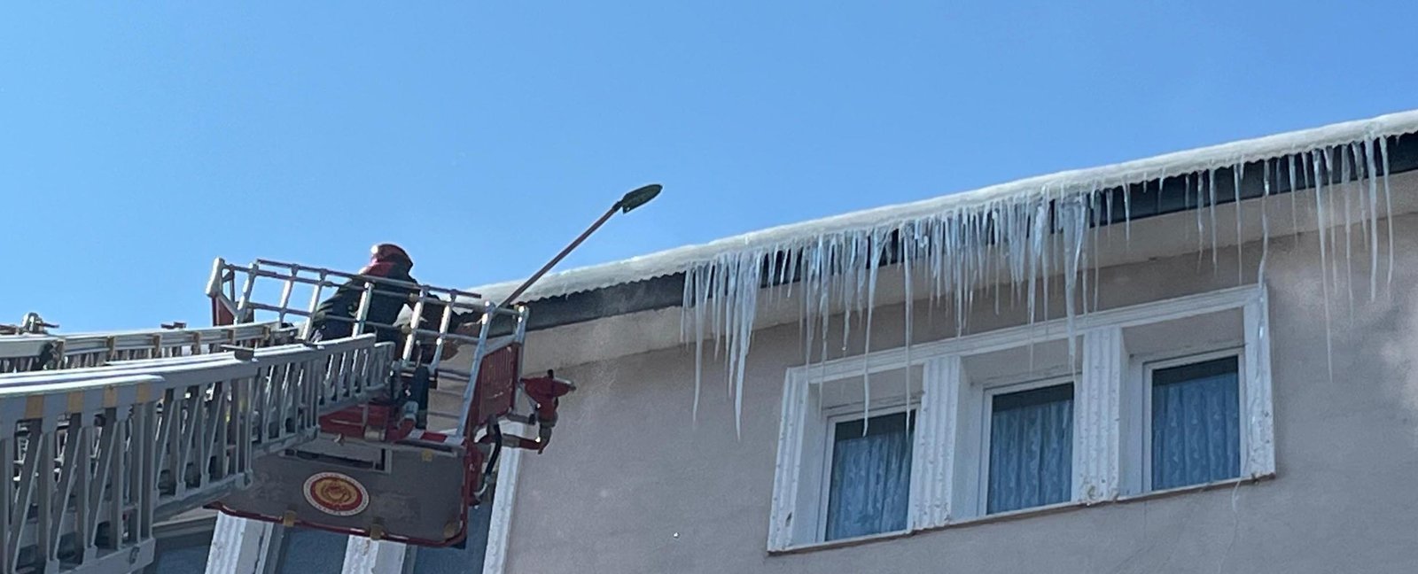 Deniz BAŞLI/ARDAHAN, (DHA)- ARDAHAN'da etkili olan soğuklarda bazı binaların çatı