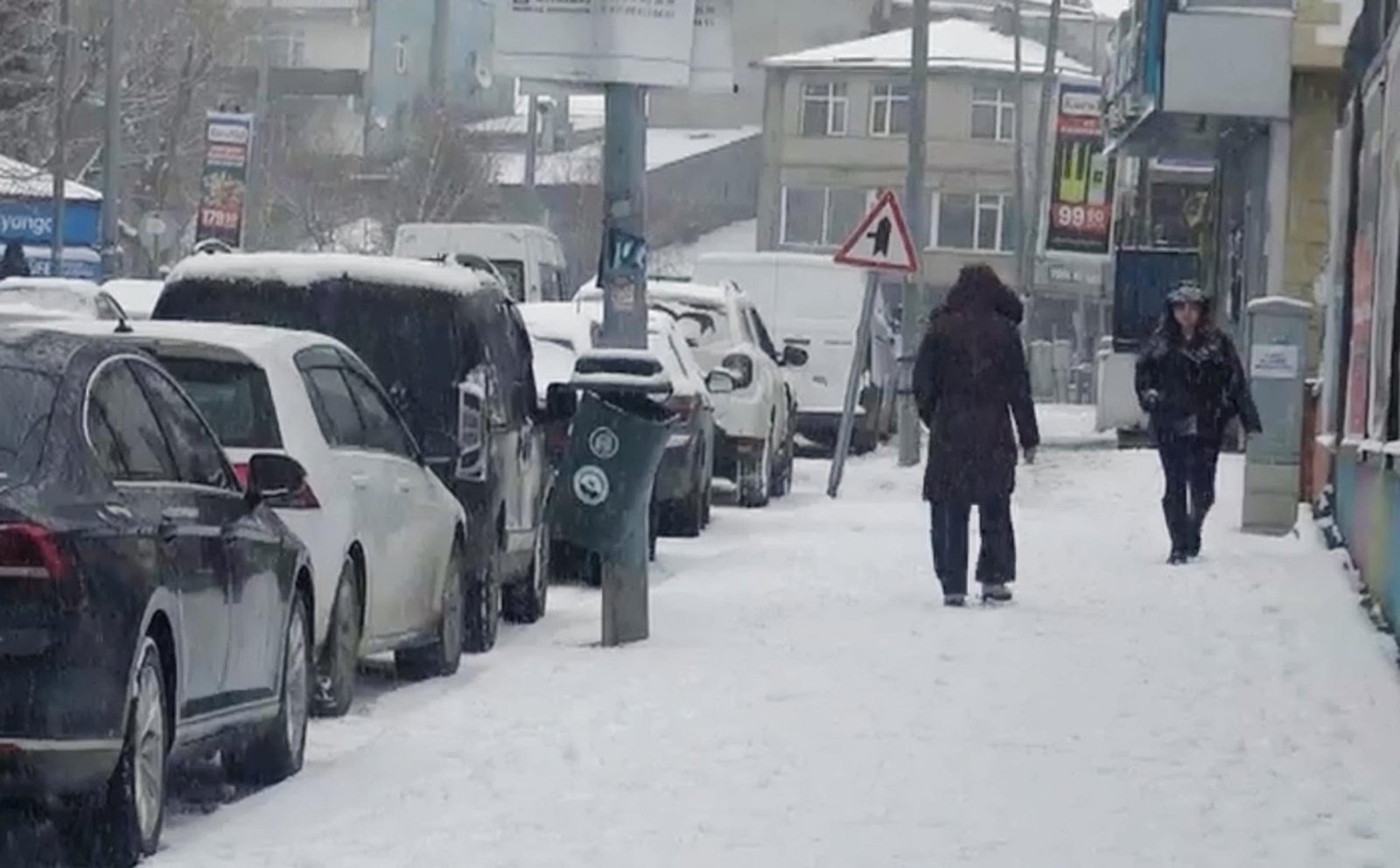 Dinçer AKTEMUR/ARDAHAN, (DHA)- ARDAHAN’da sabahın erken saatlerinde etkili olan kar
